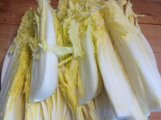 蒜蓉粉丝娃娃菜,娃娃菜洗净切来