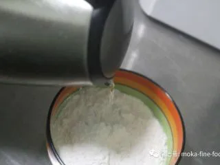 老北京小吃之“驴打滚”,蒸红豆沙的时候揉糯米面,在糯米粉里一点点加水。