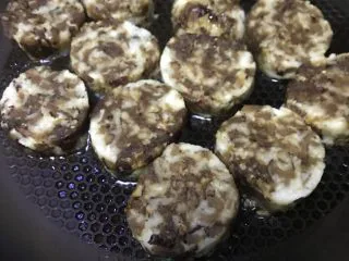 老北京清真小吃-糖卷果,准备一个煎锅,倒入些许油,将卷果块分别放入两面煎一下,煎至两面微微焦下,千万不要糊了。