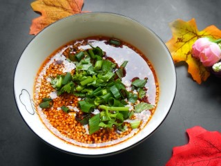 手撕茄子（内附万能凉拌汁做法）,放入香葱，香菜，拌匀。