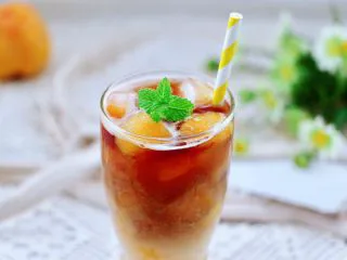 黄桃养乐多冰咖啡,点缀个薄荷叶美美哒。