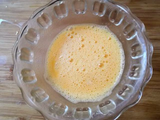 十味 香酥南瓜条,用筷子把鸡蛋打散。