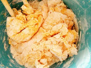 花样馒头~小蜗牛馒头,最后我们边搅拌边往里面加入面粉