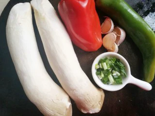 超下饭的双椒杏鲍菇,所有食材清洗干净。