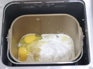 胶东节日小吃~七夕巧果,首先备齐称重所有的食材,放入面包机里开始和面。