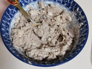 宅家美食——潮汕小吃芋泥白果,去皮切小块,上锅蒸熟。芋泥用勺子按压成泥状（有破壁机的用破壁机，更方便，成品口感更细腻） 