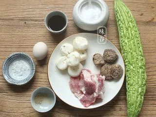 苦夏时的清爽下饭菜~酿苦瓜,准备好材料;