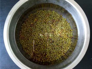 绿豆薏仁糖水,洗净后，用清水浸泡，可在前一晚提前浸泡；