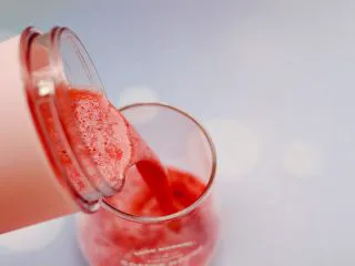 车厘子草莓冰奶昔,冰爽可口又酸酸甜甜的车厘子草莓冰奶昔做好了,倒入杯子里即可。