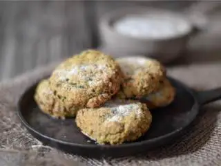 中东风味豆饼营养碗,把鹰嘴豆 冲洗干净并且沥干,大蒜瓣 剥皮碾碎,粗海盐和胡椒 和孜然粉 、初榨橄榄油 、鲜榨柠檬汁 和新鲜欧芹 混合在一起。