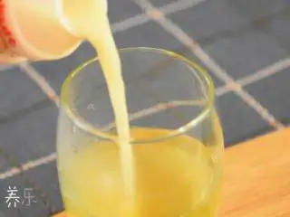 养乐多青柠绿茶—简单易学的小清新饮料，奶茶铺点单率超高,青柠汁挤入杯中。 倒入养乐多。