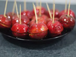 老北京小吃之冰糖葫芦,我没有泡沫板只能倒扣放了,静置5分钟晾凉搞定!