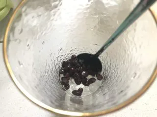 多肉葡萄汁儿,杯子底部加入QQ晶球和蜜豆。