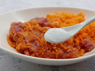 酸辣可口的【酸汤饺子】,肉末中加入细盐,一定要细盐(细盐容易化开)