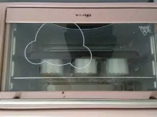 风味纸杯戚风蛋糕,进入烤箱，温度180（看各自烤箱温度来调配哦！）