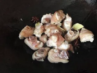 家常菜焖猪脚,快速翻炒,炒至微微焦黄加入料酒翻炒均匀,