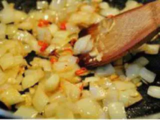 东南亚风味红烧肉,翻炒几分钟至洋葱变软。