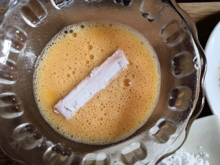 十味 香酥南瓜条,拍去表层多余的淀粉，再放入鸡蛋液中，让南瓜条外面均匀的粘上鸡蛋液。