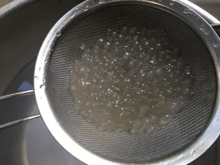 芒果黑米椰奶西米露,煮熟的西米露用凉水冲洗一下。