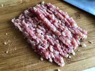 土豆的101种吃法➕火山肉末土豆泥,猪腿肉切片再剁成肉末备用,