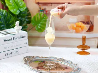 养乐多红酒气泡饮,再倒入养乐多。