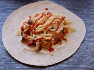 秘制异国风味鸡胸肉腌料&绝佳搭配 （减肥必备）,最后撒上芝士条 淋上拉差酱 建议少放点 挺辣的