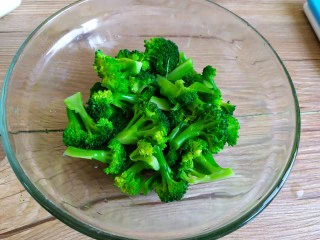 西兰花炒虾仁,放入凉水中，冲洗两遍，攥干水分备用