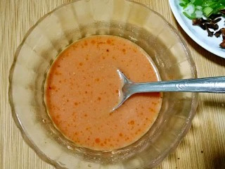 嘎巴菜――天津传统小吃,豆腐乳一块,用适量温水冲开,搅拌成酱。