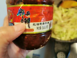 快手菜~干锅菜花,加入一大勺郫县豆瓣酱