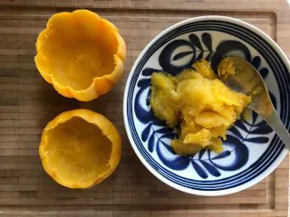 奶香金瓜燕麦糊,蒸熟之后的金瓜挖出瓜肉,注意,小心点,千万别挖破了,因为我们要用它来做盅的