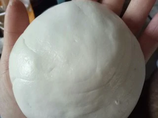 松阳小吃“说来”,和好的面团应该是不粘手,不粘面盆。光滑均匀的面团。