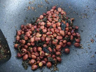 风味炒花生米,翻炒均匀。