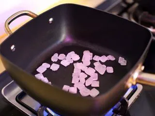 陕西小吃—肉夹馍,热锅,放冰糖,无油净炒冰糖。