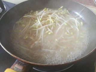 快手菜，肉丝豆芽爆海虾,加水两勺，大火继续翻炒