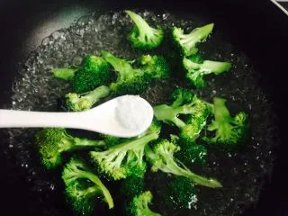 西兰花炒白玉菇,适量的盐