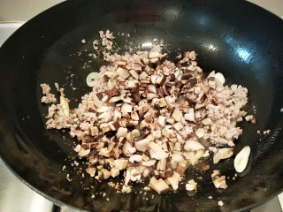 河北宣化特色小吃\卤菜\蒸莜面,倒入肉末香菇丁炒香。