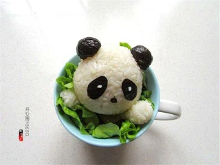 熊猫杯子减肥便当,把做好的熊猫头放在杯子上,杯子熊猫完成了