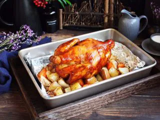 百变水果 新奥尔良风味雪梨烤鸡,烤鸡出炉了，此时散发着诱人的香味，鸡肉鲜嫩多汁，雪梨清香软糯，鸡的美味与雪梨的味道相互渗透，可馋人啦！