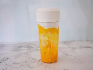 椰香西米水果芋圆,再分别装入榨汁机中打成果泥