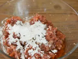 肉饼蒸蛋—从小吃到大的美味,加入1勺糖、1勺料酒、1勺香油、1勺胡椒粉、2勺淀粉,搅拌至上劲。