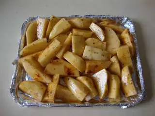 地中海风味烤薯角,烤盘包锡纸，倒入薯角铺匀，把剩下的汤汁也倒进去