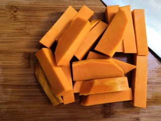 十味 香酥南瓜条,切成长条。