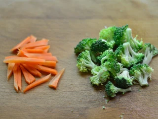 黑椒牛肉杏鲍菇,胡萝卜、西兰花切小丁