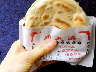 陕西小吃—肉夹馍,2017年10月7日 西安之旅在那天结束 送我去机场的路上 你又贴心的为我买了肉夹馍 ~~ 肉夹馍 🈵️🈵️❤️的回忆的肉夹馍