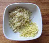 传统水煮牛肉,姜蒜切成末