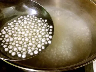 度夏消暑好饮品,火龙果西米露(附西米快熟方法及注意事项),继续煮开锅,转小火,发现西米的白色减少了许多。