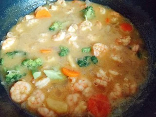 #东南亚风味的#椰汁咖喱虾,加焯水的胡萝卜和西兰花。