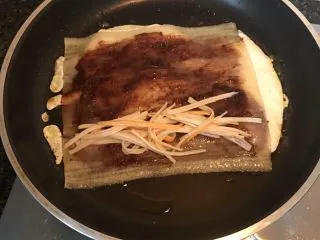 街头风味东北烤冷面,在一边铺上蟹肉棒