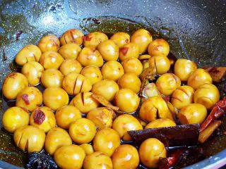 香辣啤酒鹌鹑蛋,煮至汤汁浓稠时关火盛出即可