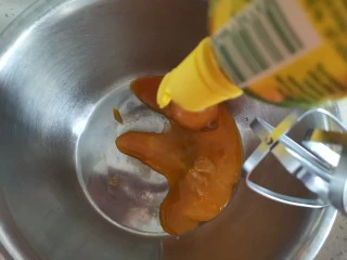 蔓越莓冰激凌,蛋黄中加入几滴柠檬汁去腥